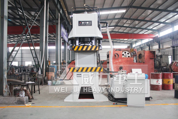 200噸三梁四柱液壓機（jī）(YW32-200T)小型（xíng）液壓機