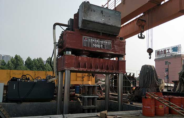 5000噸三梁四柱（zhù）液壓機