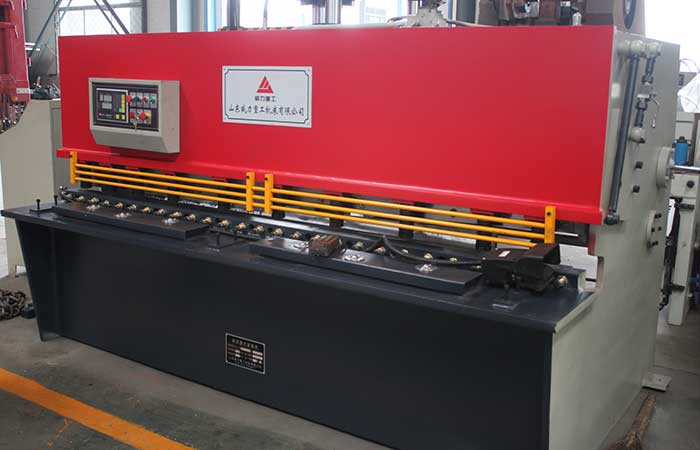 QC11Y-10×4000液壓剪板機，10個厚4米液壓（yā）閘（zhá）式剪板機