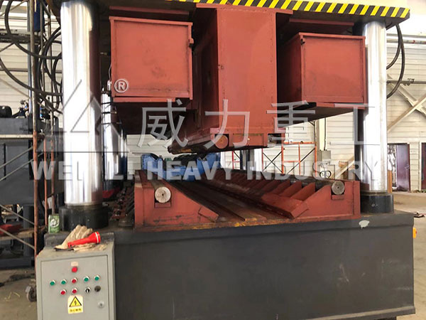 汽車縱梁（liáng）/橫梁液壓機模具