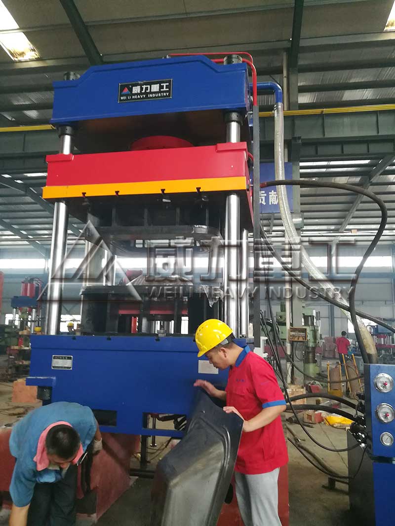 315噸灰鬥車（chē）液壓機調試