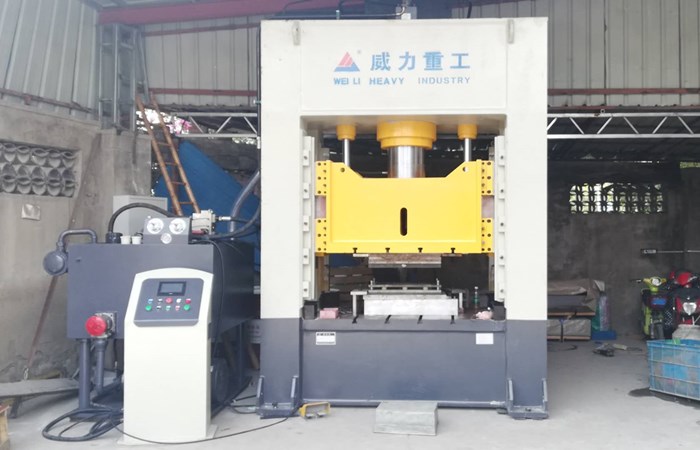 汽車萬向節軸承座（zuò）液壓機,500噸（dūn）熱壓成型框架式液壓機