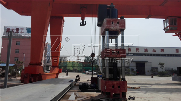 汽車（chē）保險杠液壓機（jī）準備噴漆