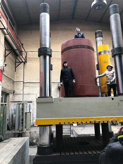 高速熱衝壓液壓機主機組裝中(zhōng)