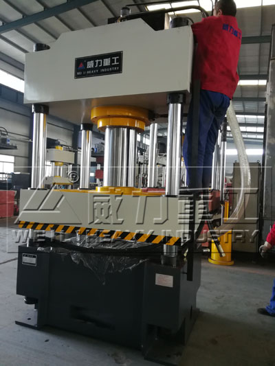 不鏽鋼水箱成型液壓機調試