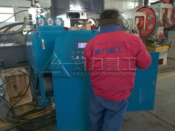 630噸四柱（zhù）液壓機調試工作