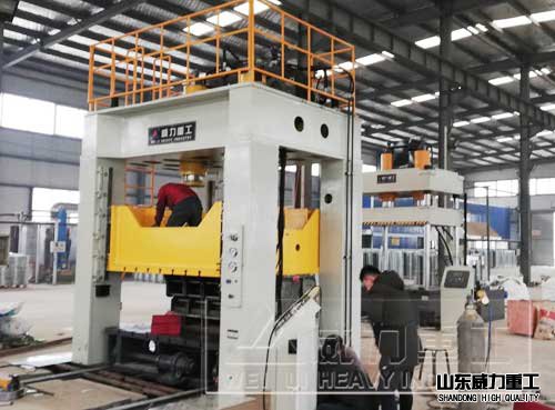 框（kuàng）架液（yè）壓機正在調試