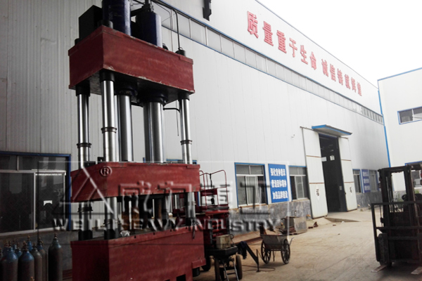 1200噸四柱（zhù）液壓機