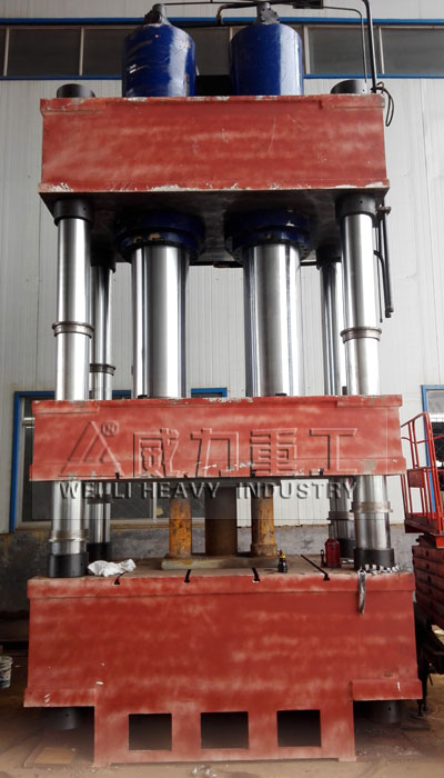 1200噸四柱液壓機準備噴塗