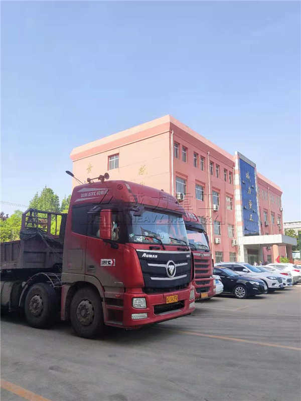磁性材料成型液壓機（jī）裝車發貨