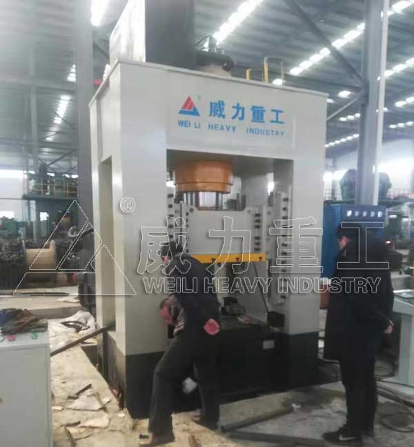 汽車（chē）萬向（xiàng）節軸承（chéng）座液壓機